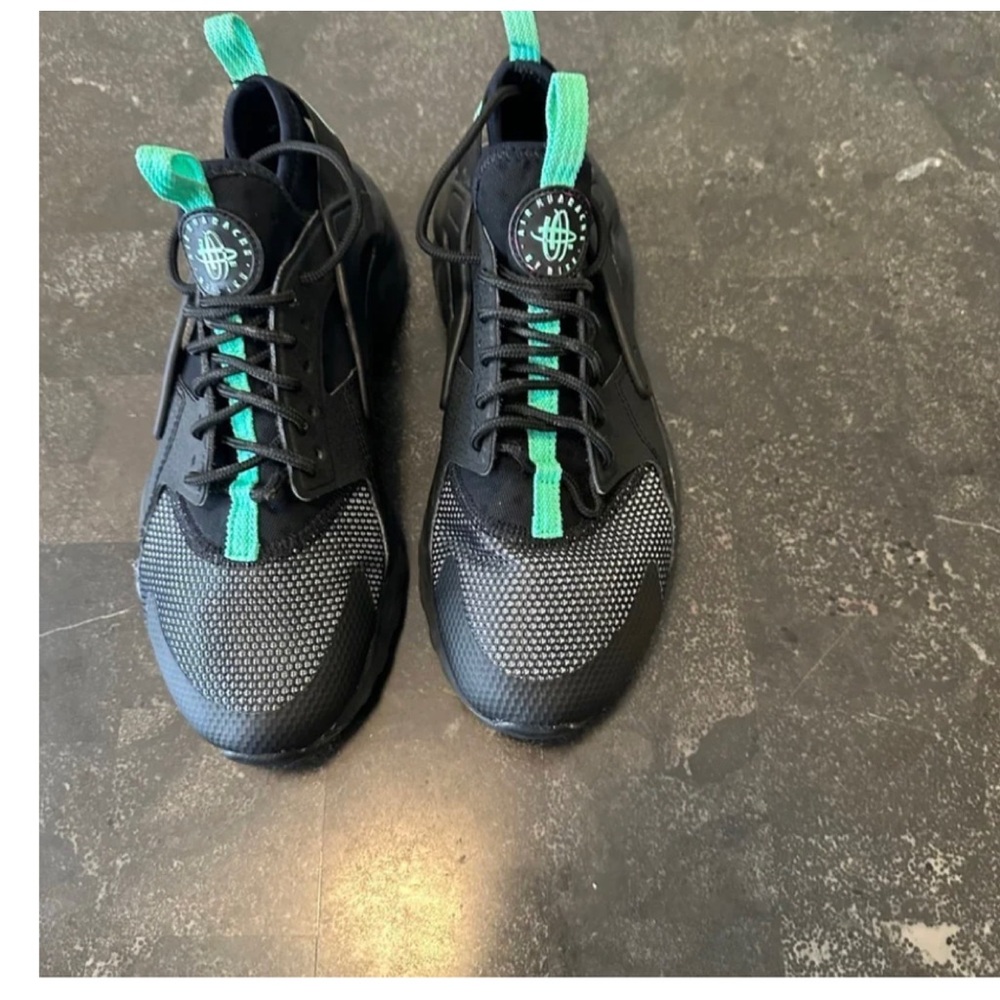 Junior size (4.5y) Nike Huaraches Black/Mint Green.
